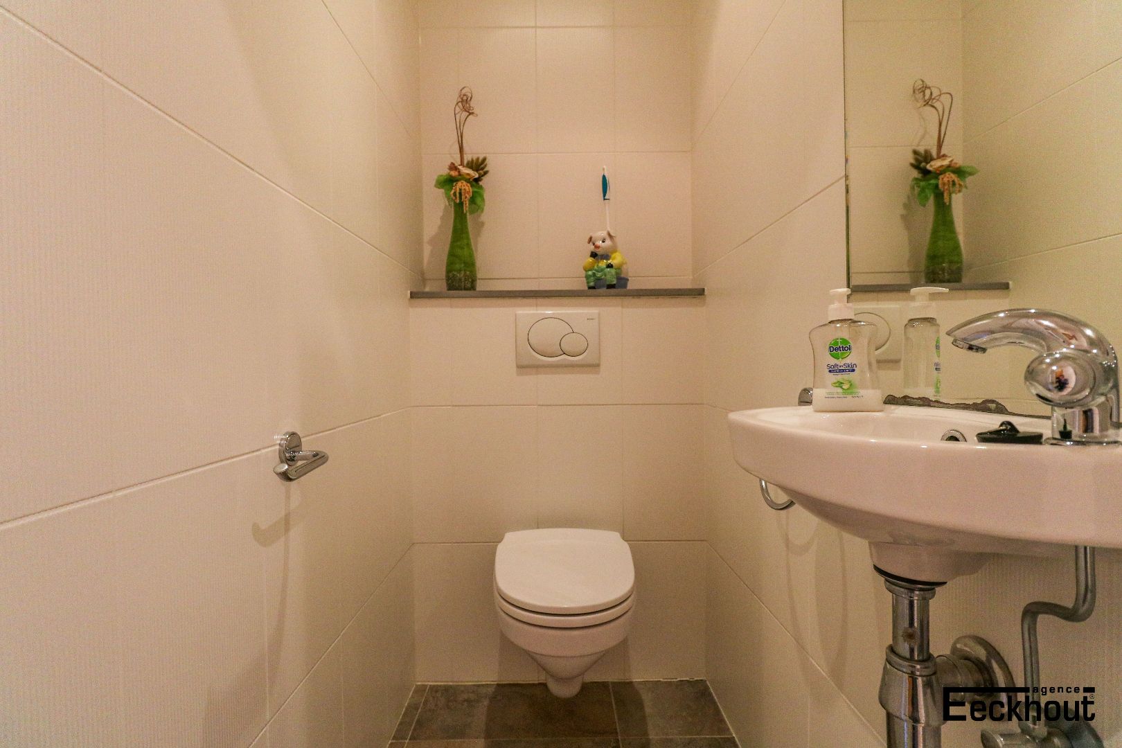 Instapklaar 2-slaapkamer appartement met groot zonneterras te Oostende! foto 13