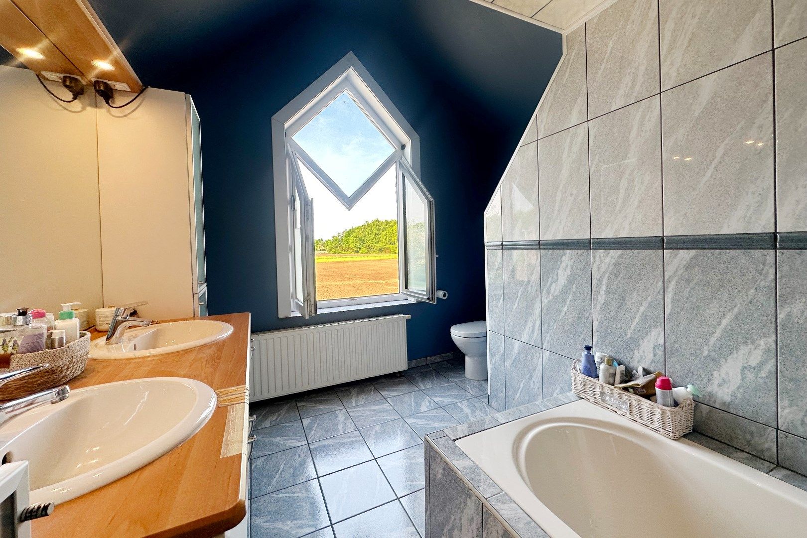 Instapklare woning met landbouwgrond in Assebroek foto 16