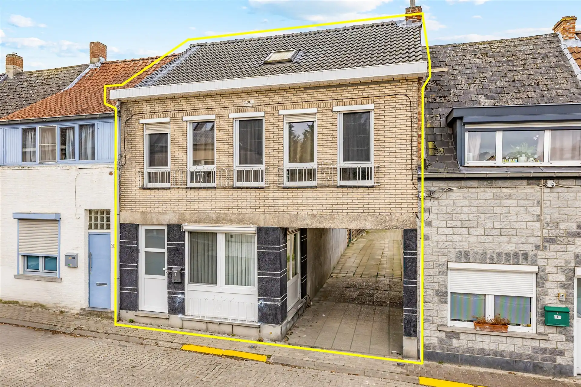 Ruime woning met 4 slks, tuin en garage foto {{pictureIndex}}