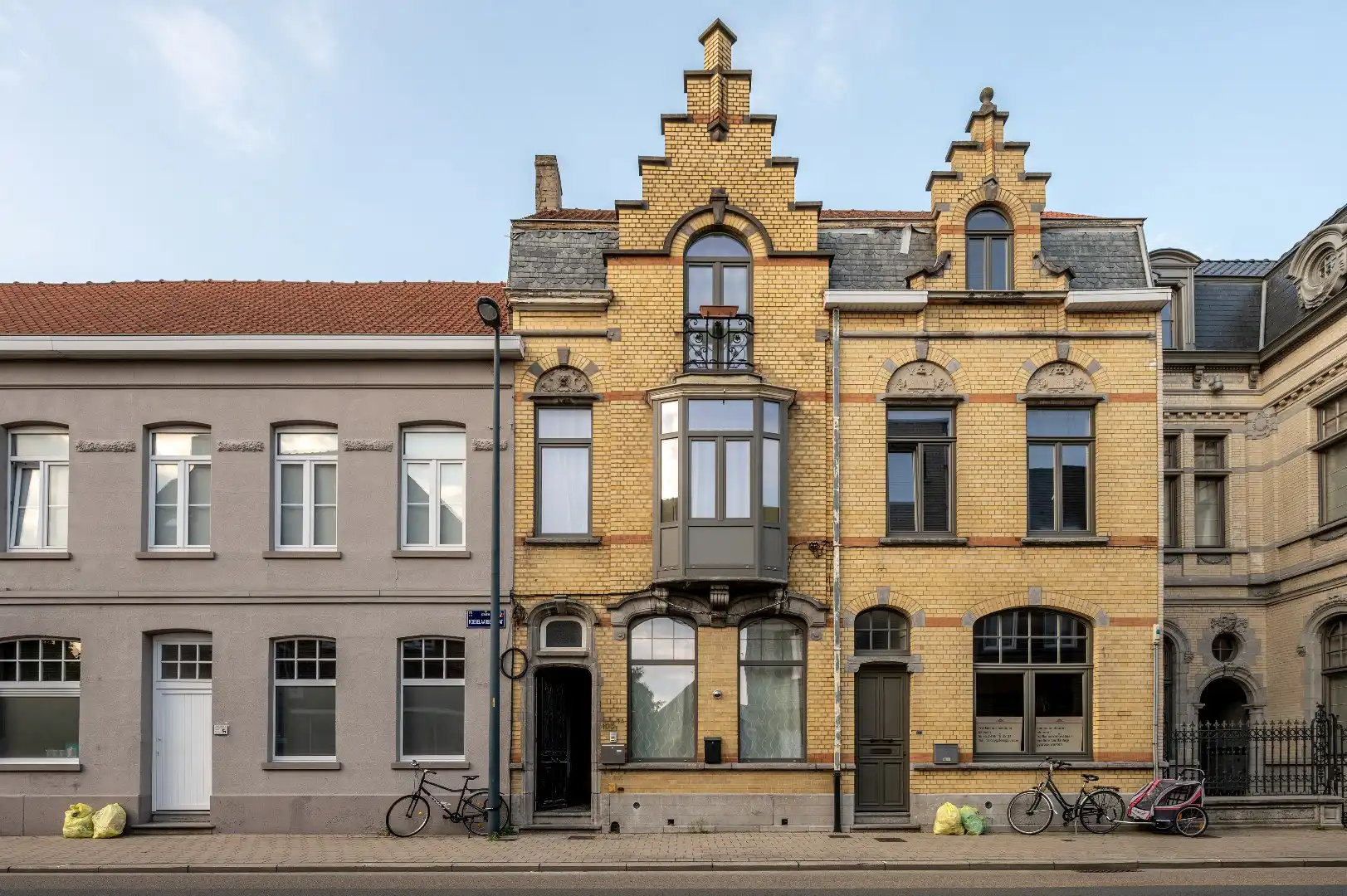 Herenhuis met 2 busnummers, buitenruimte en terras foto {{pictureIndex}}