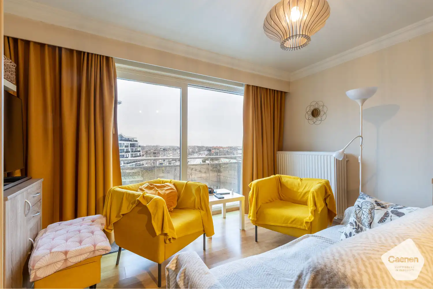 Instapklare studio met prachtig zicht over het stationsplein foto 3