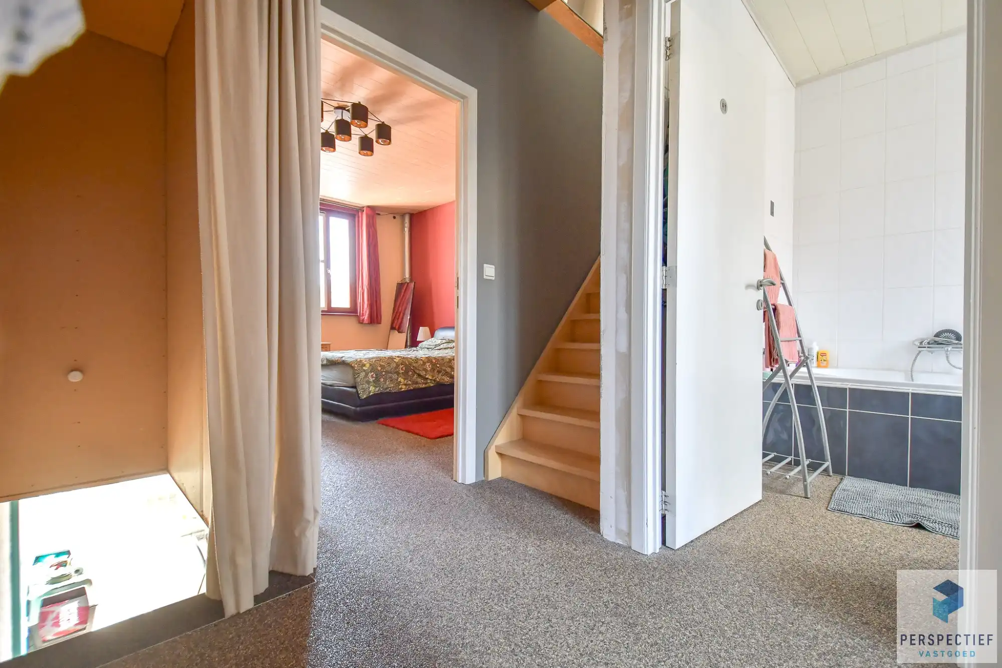 Mooie ruime instapklare woning met grote stadskoer foto 9