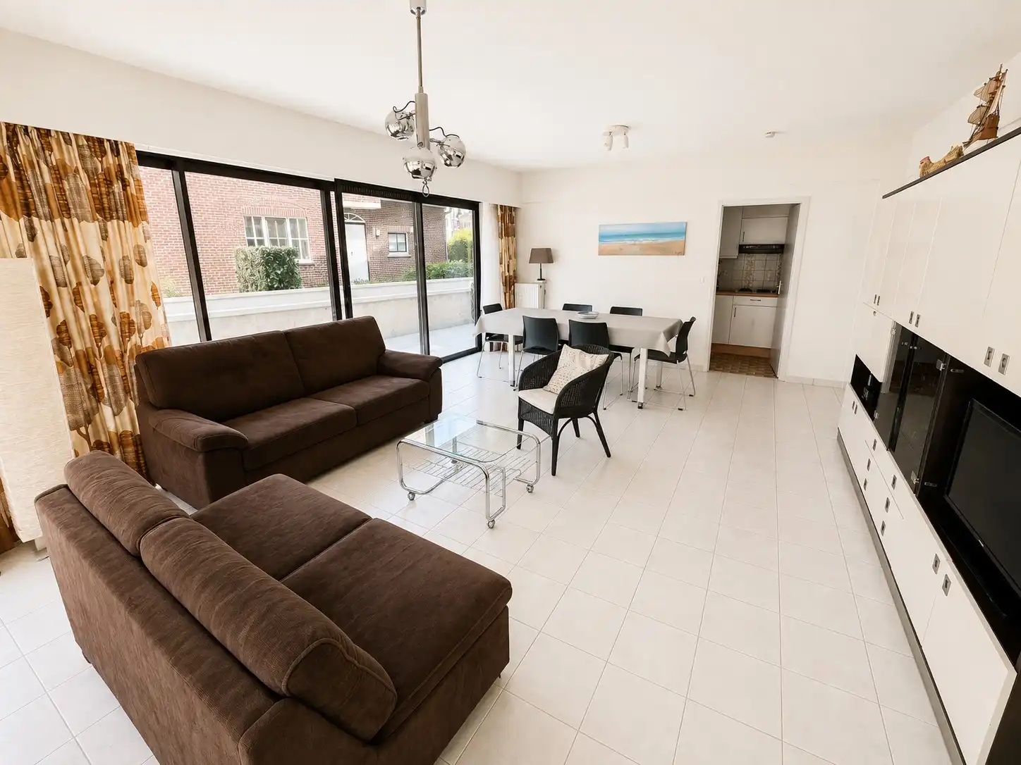 Ruim gelijkvloers appartement te koop met uitzonderlijk zonneterras in de gegeerde Concessie van De Haan. foto 3
