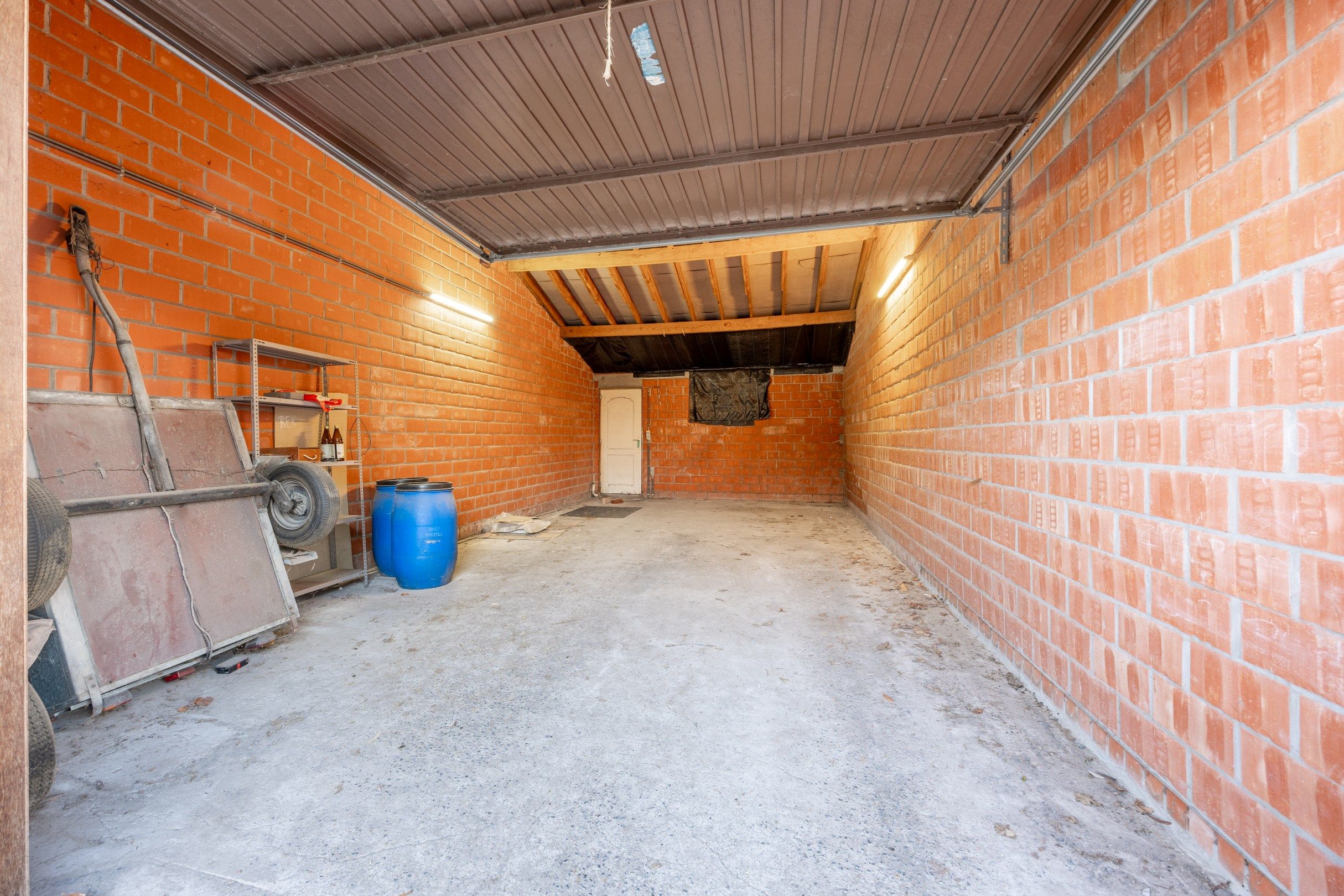 Gezinswoning met uitweg en garage foto 15