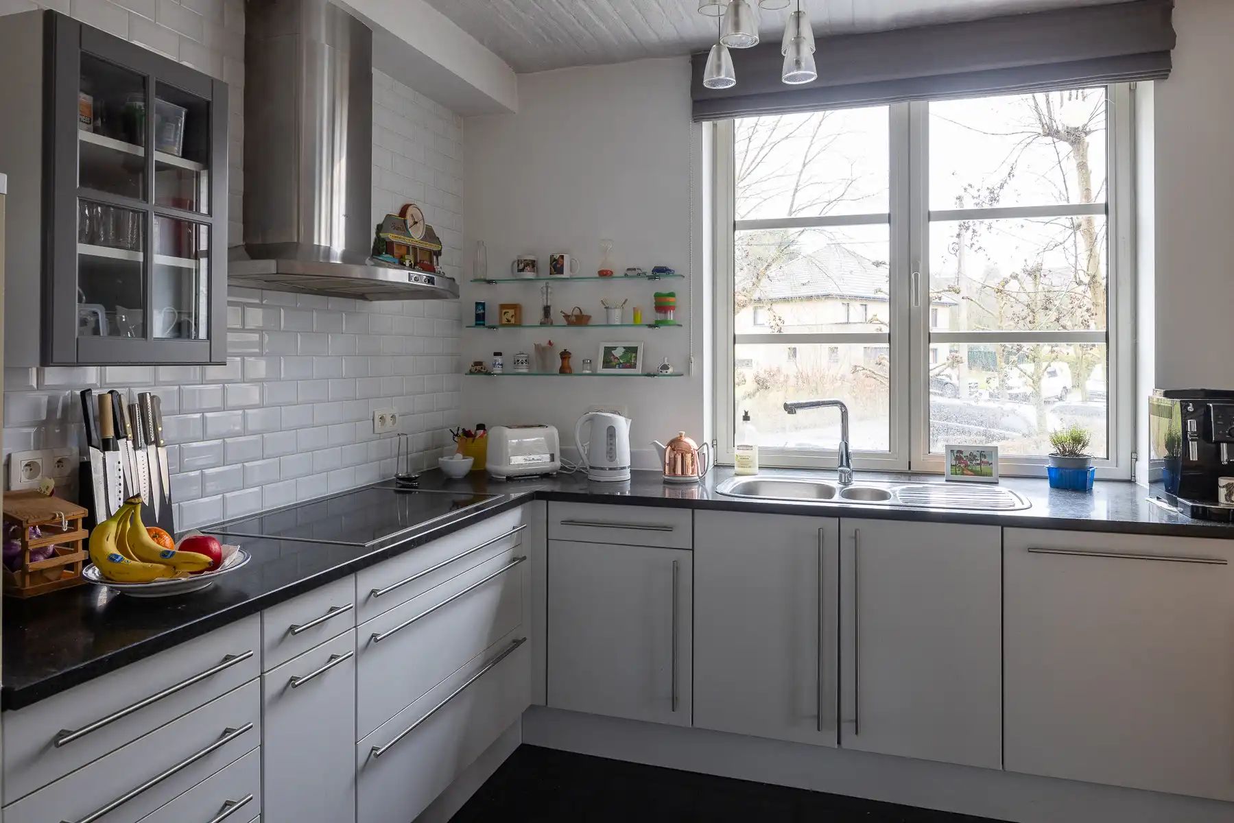 Ruim, lichtrijk appartement met tuin. Rustige locatie foto 9