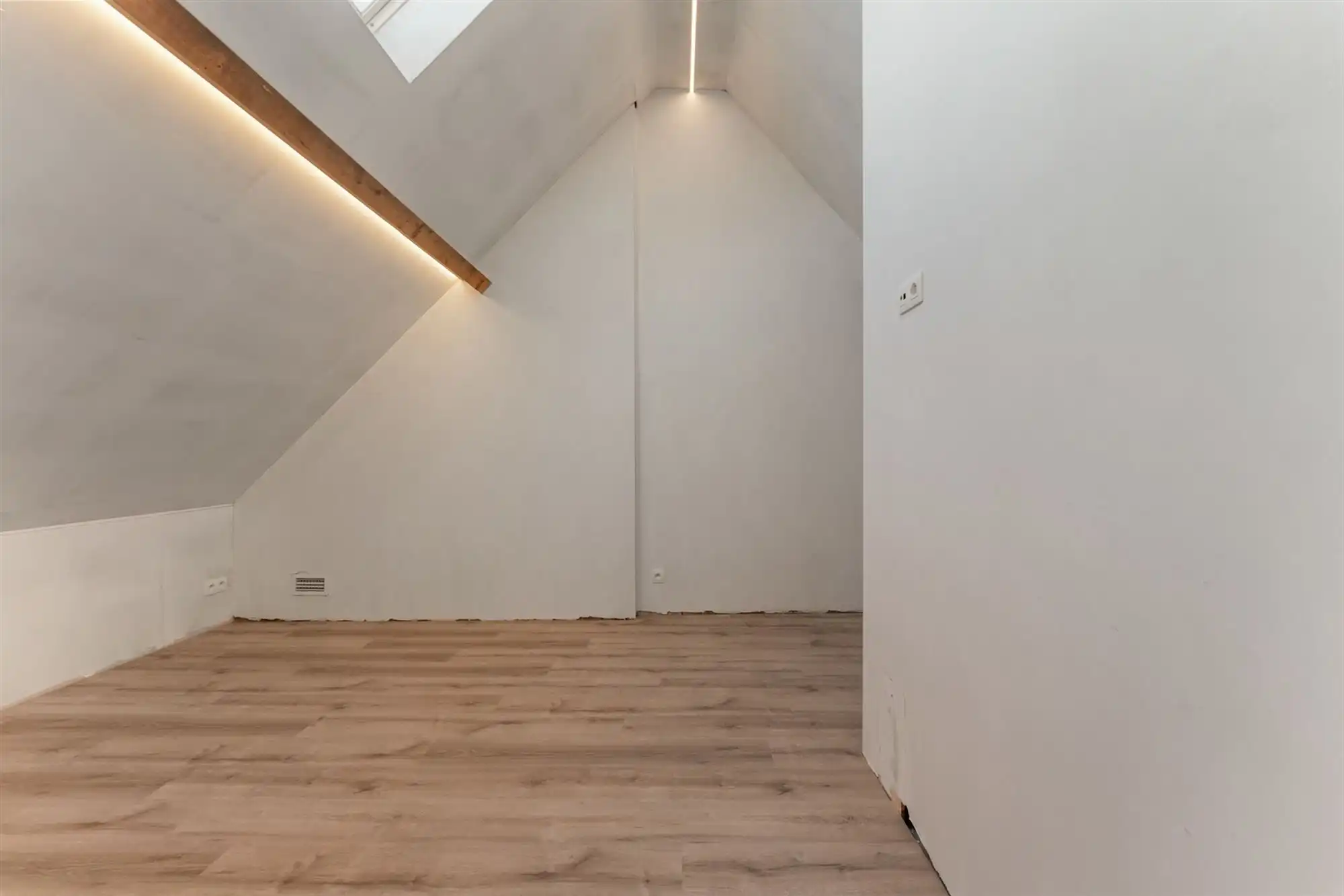 AF TE WERKEN RUIME WONING (222M²) MET 2 SLAAPKAMERS EN TUIN MET TUINKAMER OP 6A 81CA TE PAAL  foto 18