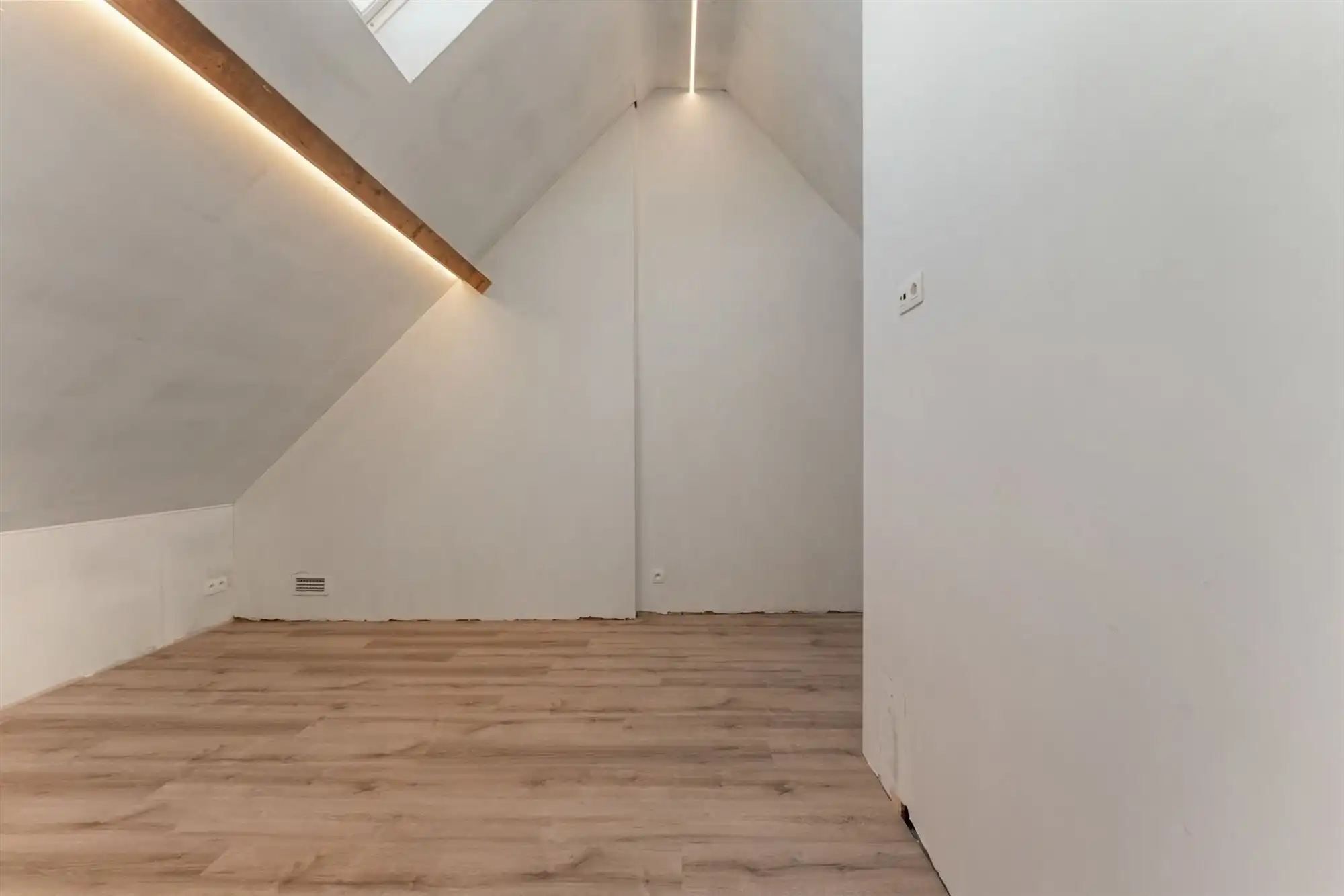 AF TE WERKEN RUIME WONING (222M²) MET 2 SLAAPKAMERS EN TUIN MET TUINKAMER OP 6A 81CA TE PAAL  foto 18