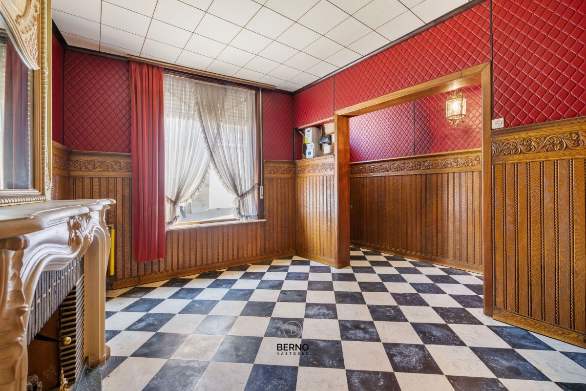 Te renoveren, ruime rijwoning met tuin en garageboxen foto 5