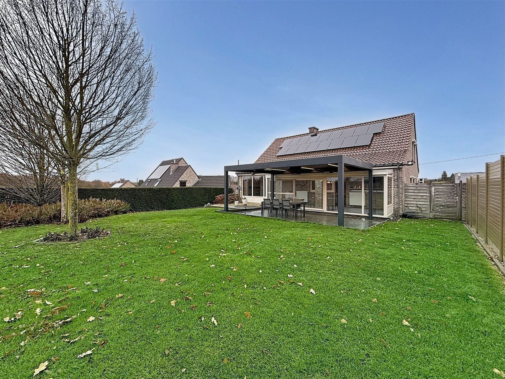 Ruime open bebouwing met 4 slpks, veranda, tuin, garage, 8a  foto 3