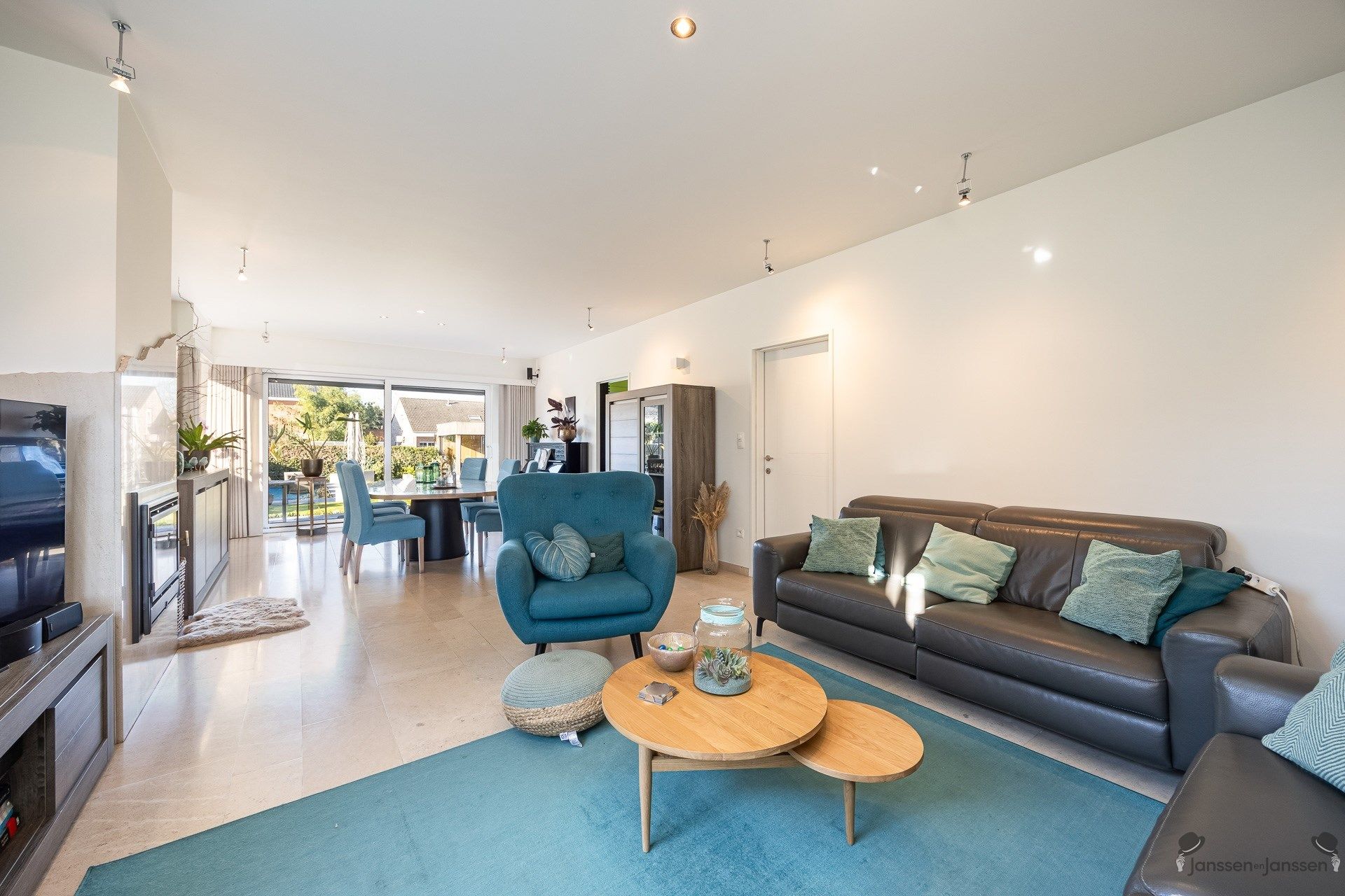 Ruime woning met vijf slaapkamers, vijver en zwembad op 977 m². foto 6
