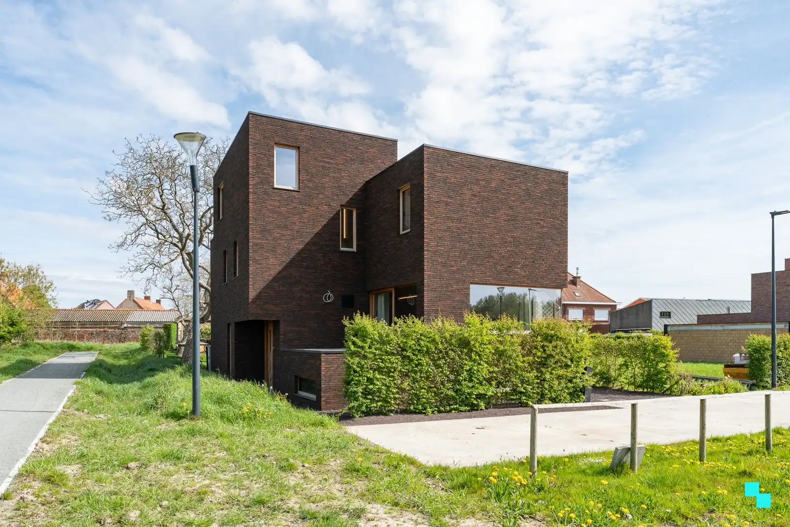 Architecturale (quasi)nieuwbouwwoning op rustige verkaveling te Lendelede foto {{pictureIndex}}