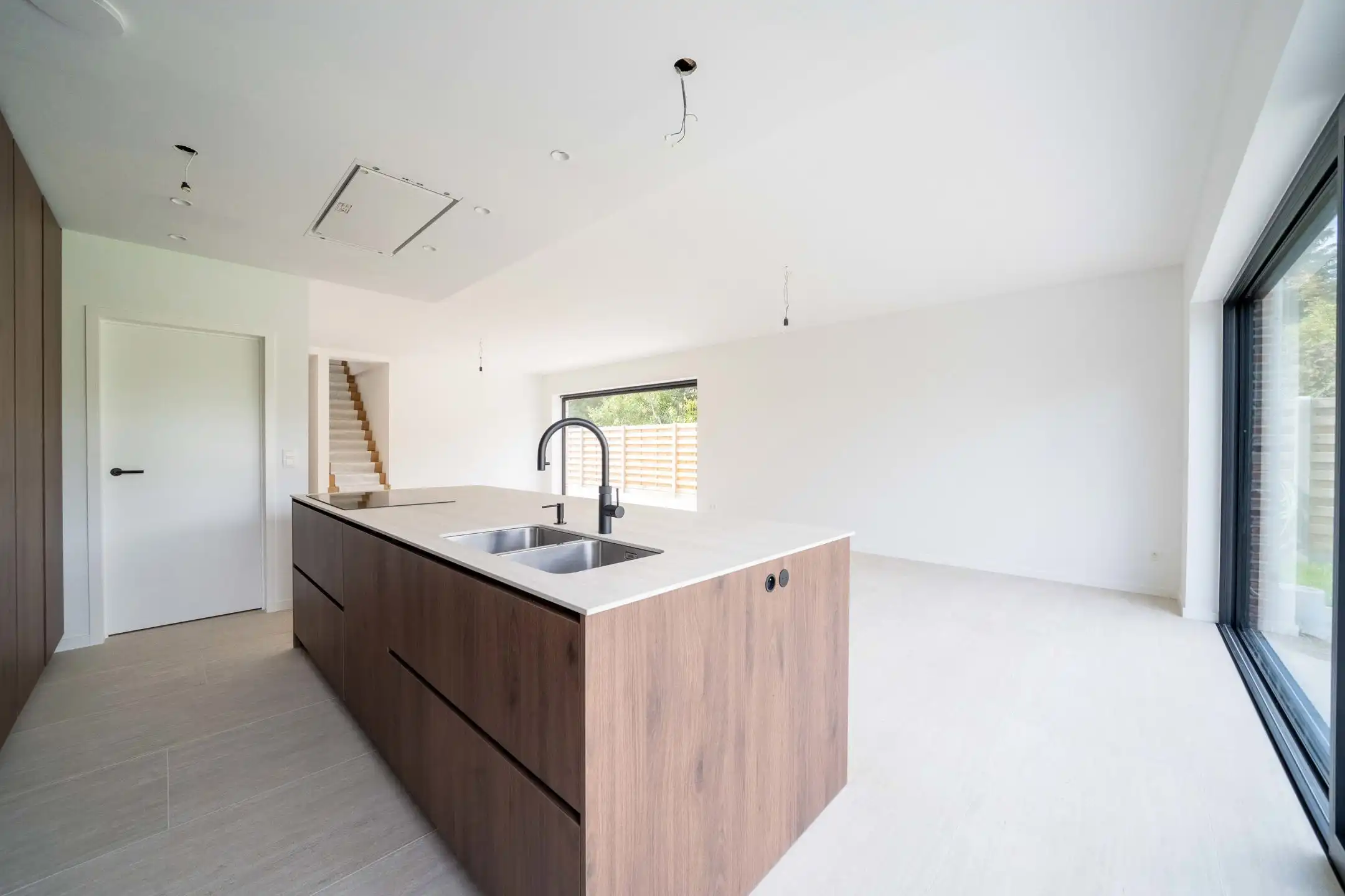 Hoogwaardig afgewerkte vernieuwbouwwoning in rustig straatje foto 7