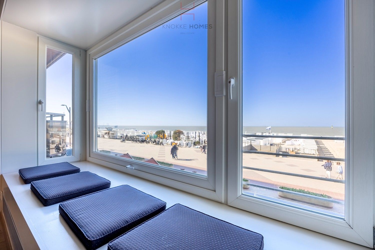 Instapklaar appartement met frontaal zeezicht gelegen nabij het Driehoeksplein foto 5