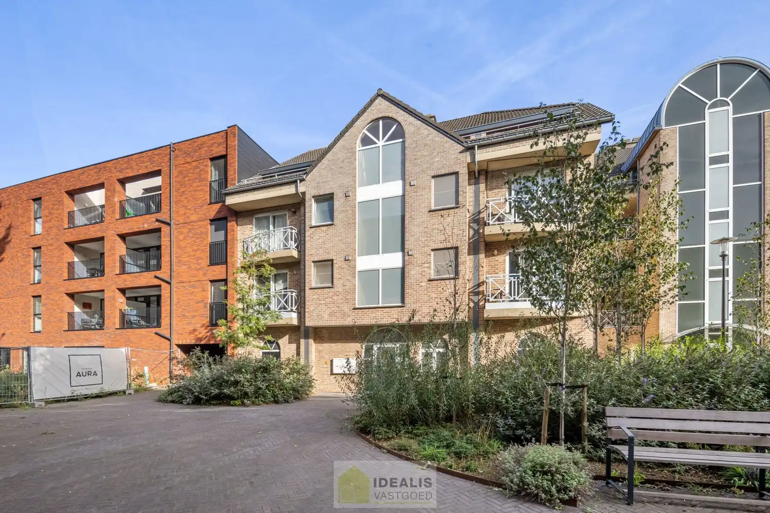 IDEALIS VASTGOED – KNAP APPARTEMENT GELEGEN OP UITERST CENTRALE LOCATIE TE OVERPELT, PELT. Dit knappe appartement met bouwjaar 2000 omvat een aangename ca.72m² en  biedt plaats aan een lichtrijke leefruimte met aansluitend goed onderhouden keuken, 2 knappe slaapkamers, badkamer en dakterras! Een fraai appartement, zeer geschikt voor kandidaten op zoek naar betaalbare woonruimte vlak bij het centrum van (Over)Pelt! foto 3