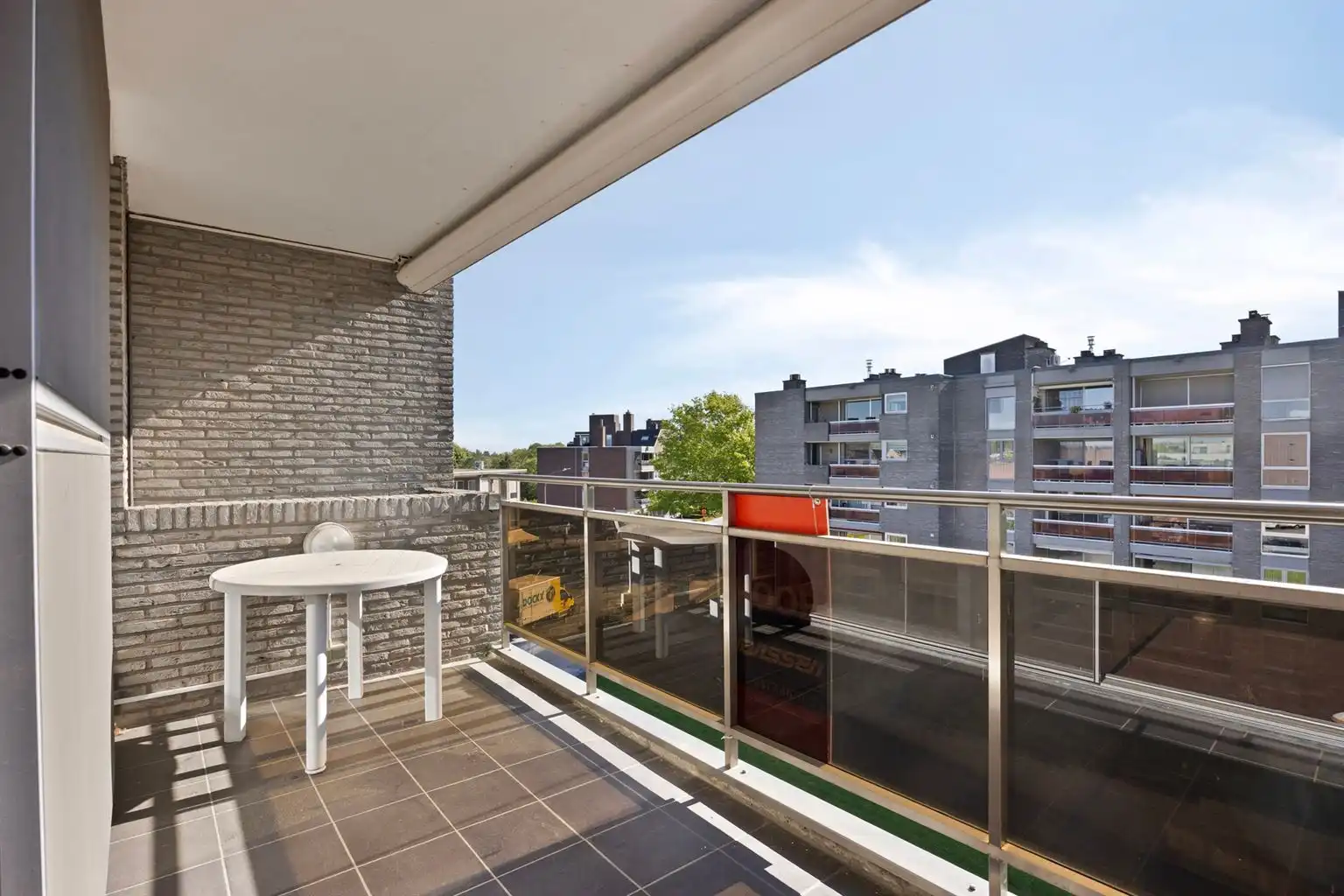 Zeer ruim 2 (+1)-slaapkamer appartement met overdekt terras, ondergrondse garagebox en aparte berging gelegen op wandelafstand van het centrum van Maaseik.  foto 8