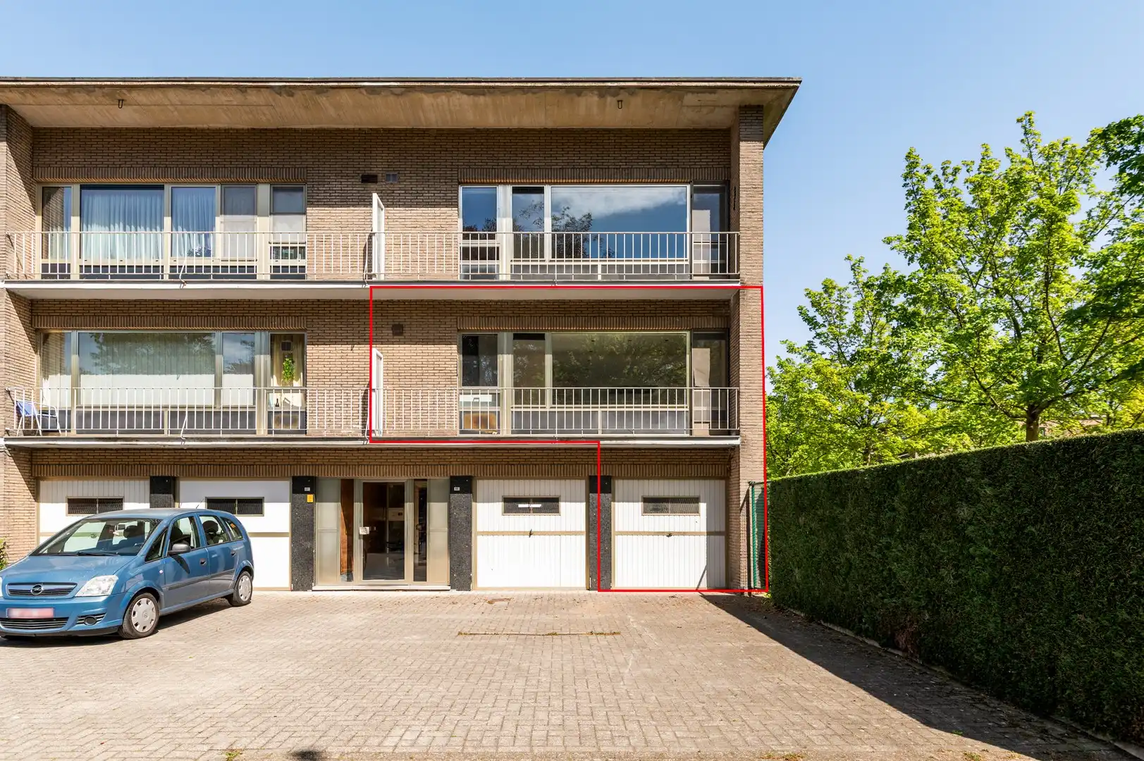Lichtrijk appartement met tuin en garage foto 21