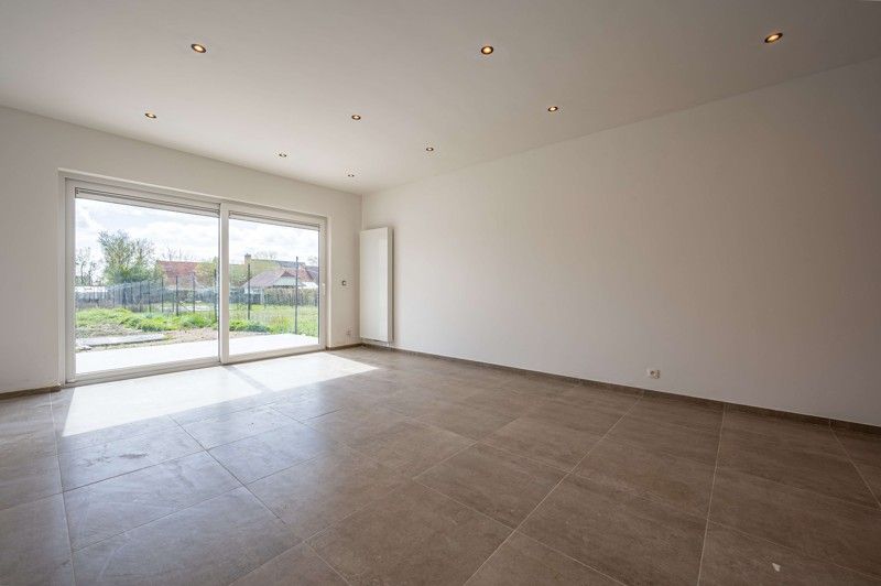 Prachtig, volledig gerenoveerde woning met leuke aangelegde tuin in Wevelgem TE KOOP! foto 4