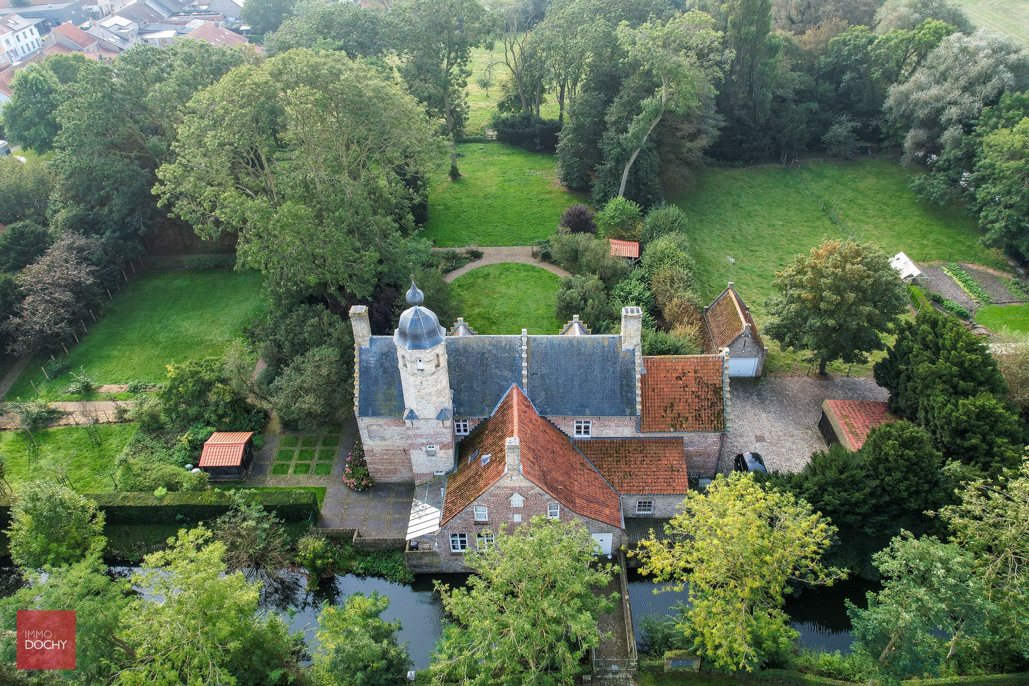 Zeer rustig gelegen, volledig gerestaureerd landhuis (voormalige pastorij) te Houtem foto 2