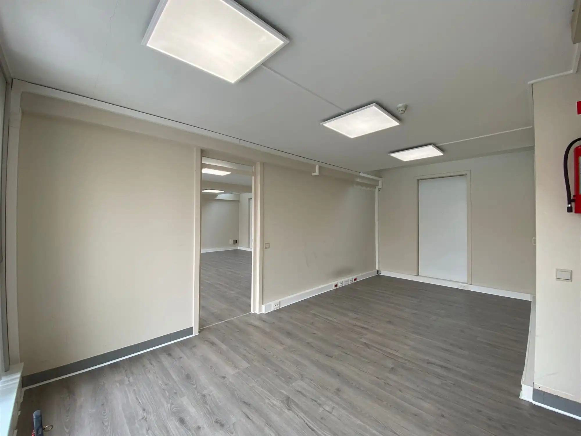 Kantoorruimte op commerciële ligging - 3 afzonderlijke units en kitchenette foto 10