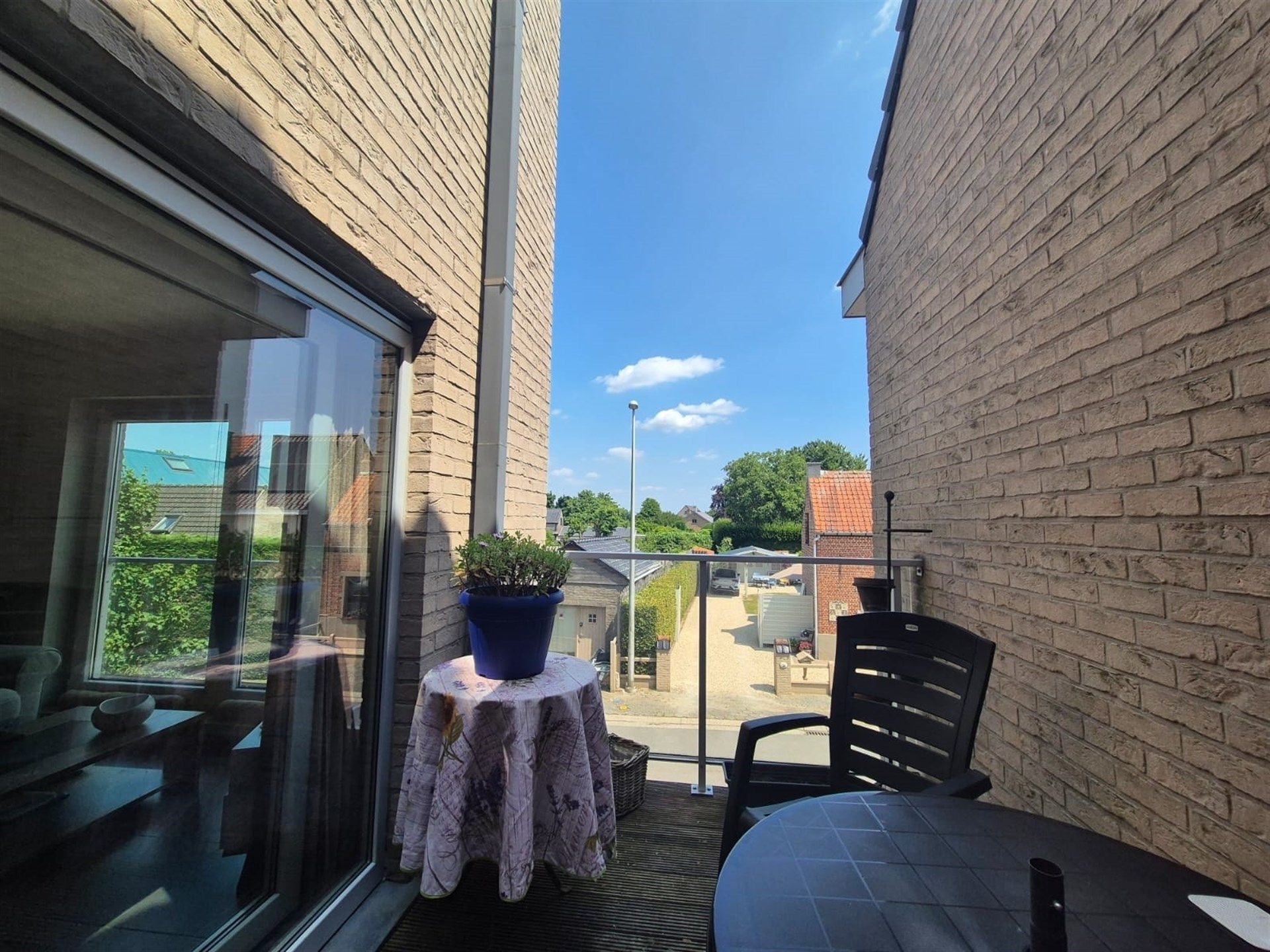 Rustig gelegen appartement met terras en garage.  foto 10