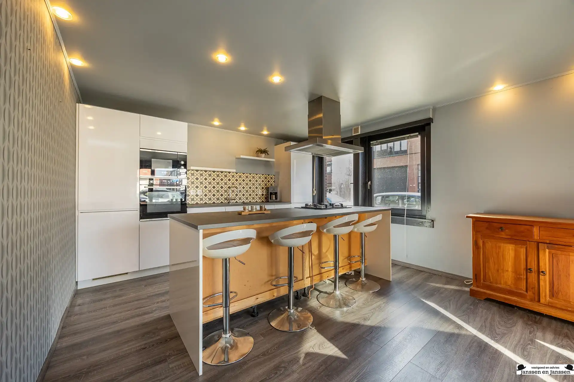 Deels gerenoveerd appartement in het centrum van Merksem! foto 2