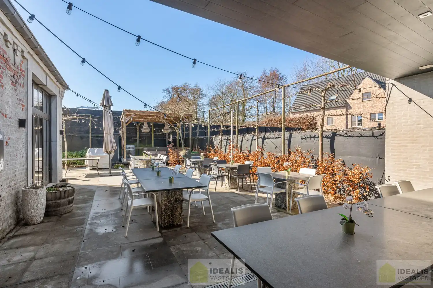 IDEALIS VASTGOED - “Het Brouwershof”, een prachtig pand met een rijke geschiedenis gelegen op het Itterplein op een unieke locatie!! Dit handelspand, een voormalige brasserie, omvat maar liefst ca.420m² bruikbare oppervlakte en is momenteel ingericht als horecazaak met een ruime brasserie met knappe bar, aansluitend volledig uitgeruste keuken, stijlvol ingerichte sigarenkamer, achterliggend een grote feestzaal,  en een ruim afgesloten terras met overdekte lounge. Daarnaast wordt ook het gerenoveerde duplex appartement, gelegen op de 1ste en 2de verdieping van maar liefst ca.155m² bewoonbare oppervlakte en voorzien van een ruime woonkamer met aansluitend keuken, badkamer voorzien van bad en douche, 3 slaapkamers en ruim dakterras aangeboden. Uiterst geschikt voor kandidaten op zoek naar een handelspand met woonst op een toplocatie midden in hartje Opitter, Bree! foto 20