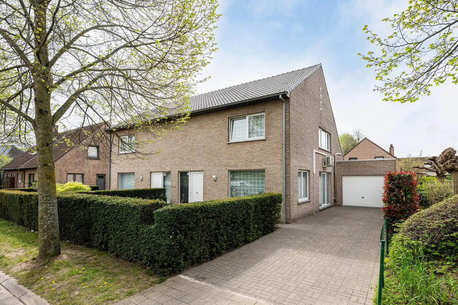 Goed onderhouden woning op een rustige ligging te Wondelgem. foto {{pictureIndex}}