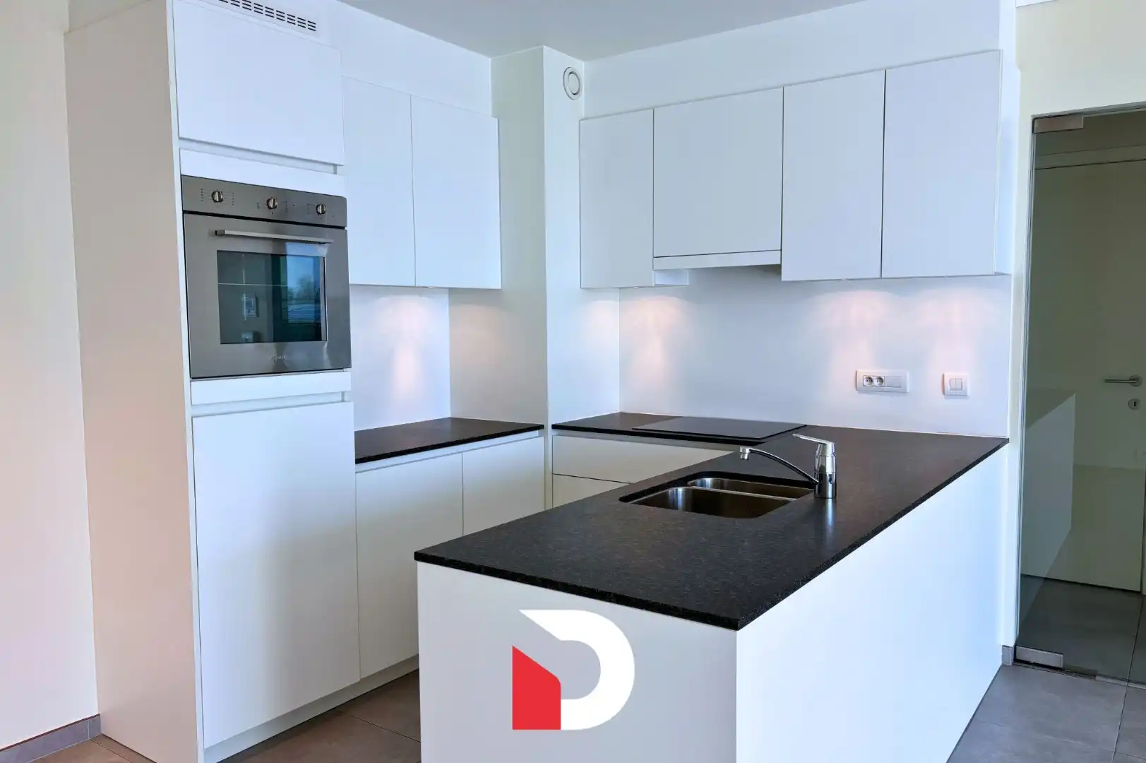 Recent appartement met 1 slaapkamer, veel lichtinval , zonnig terras en autostaanplaats foto 3