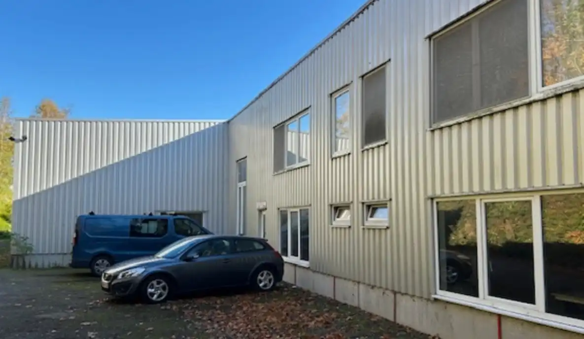 Uitzonderlijke industriële site van 2.721 m² met appartement en studio op terrein van 1,45 ha in Manage foto 9