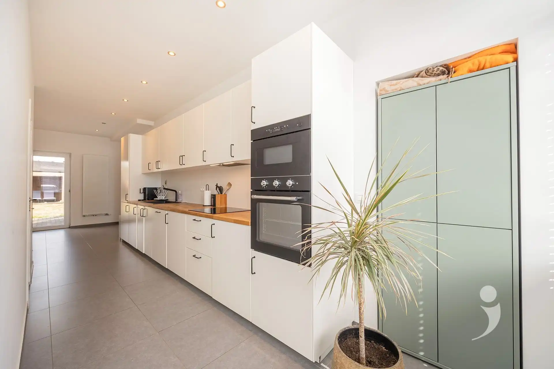 Recent gerenoveerde woning op een rustige locatie! foto 9