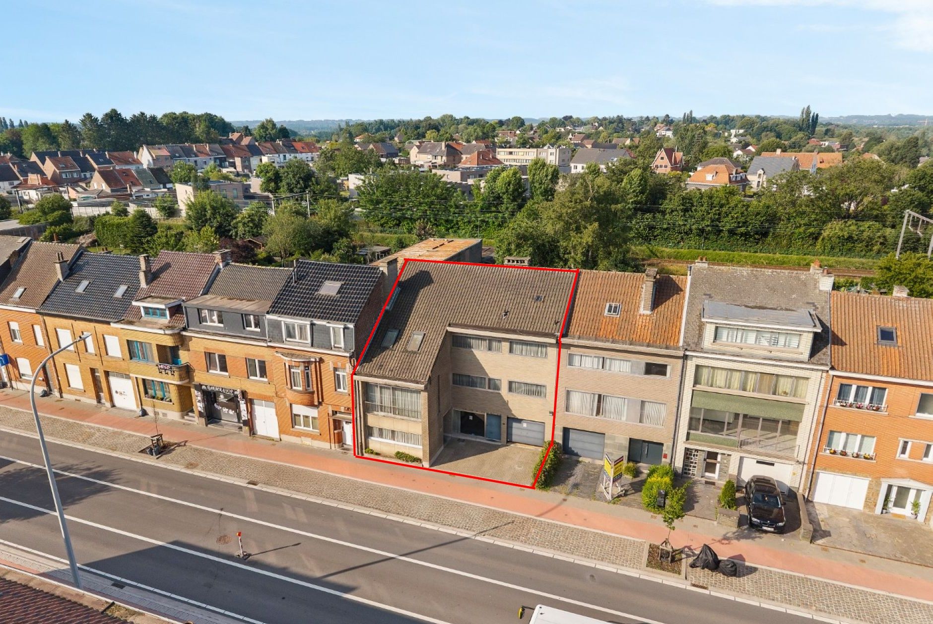 Hoofdfoto van de publicatie: Karaktervolle voormalige dokterswoning met praktijkruimte, lift, dubbele garage, 5 SLPK. en grote tuin