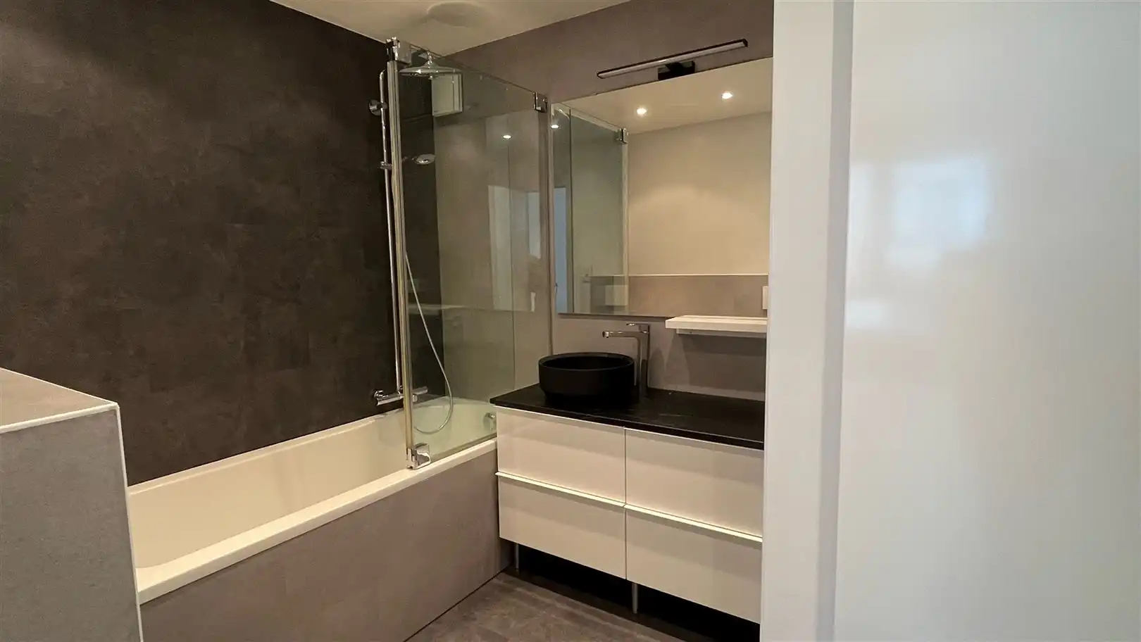 Gloednieuw gerenoveerd appartement in centrum Antwerpen foto 7