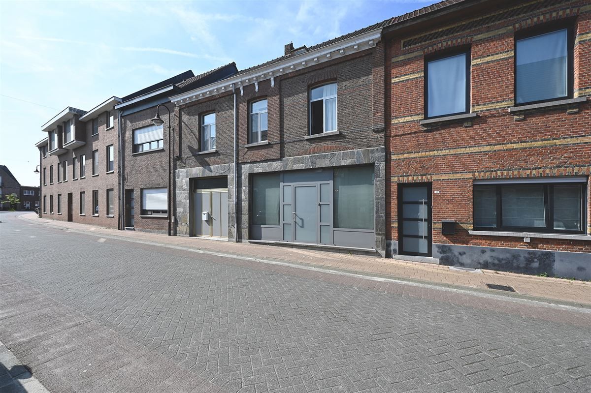 Zeer ruime woning met veel potentieel in het pittoreske Duffel! foto {{pictureIndex}}