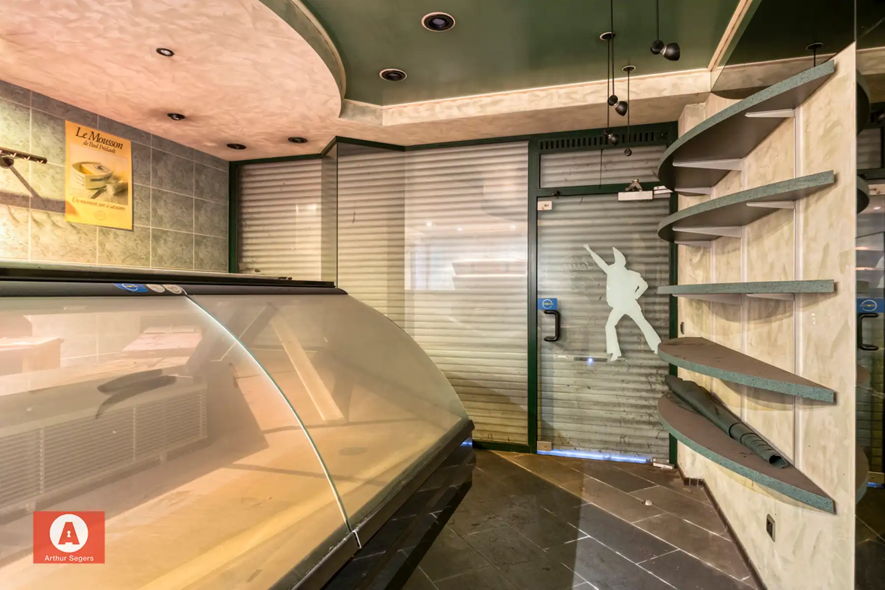 Te renoveren Handelshuis met woonst en inpandige garage.  foto 4