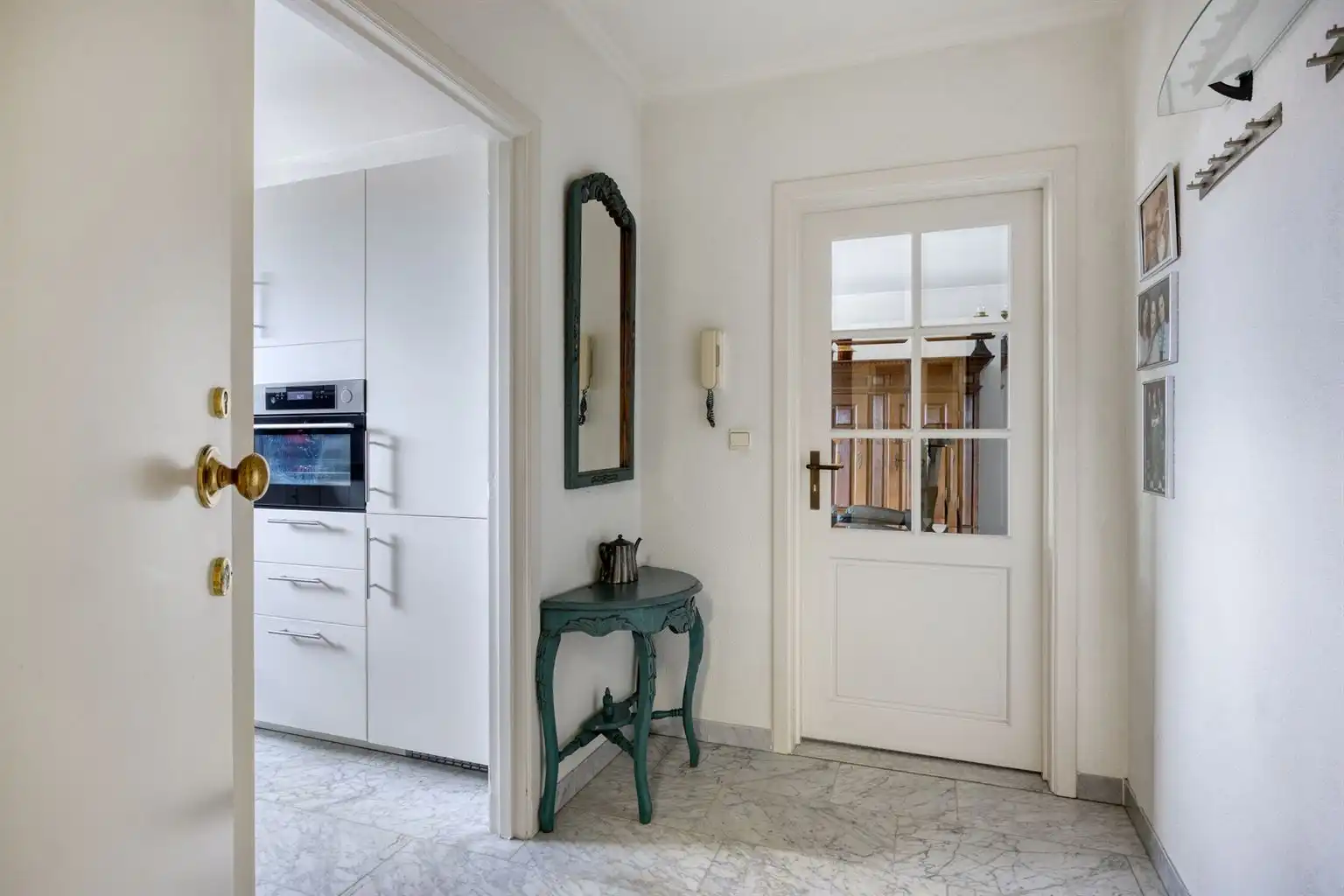 Ruim, gerenoveerd 2-slaapkamer appartement met terras, garagebox en aparte berging, gelegen vlak bij het centrum van Maaseik. foto 7