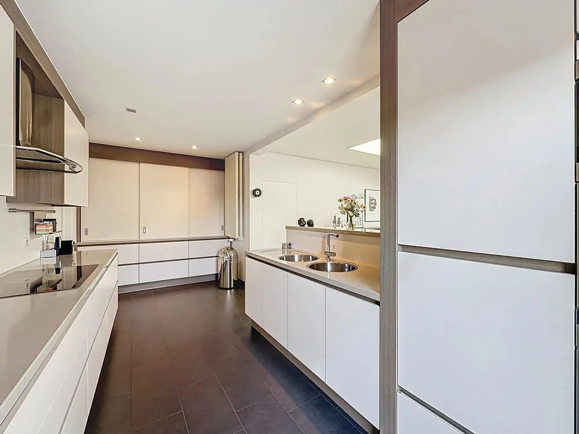 Zeer ruim en luxueus appartement met 2 slaapkamers, terras, tuin en overdekte staanplaats. foto 12