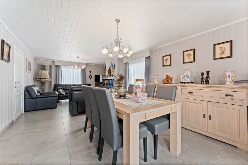 Hooglede. Zeer verzorgde gelijkvloerse villa met 3-4 slaapkamers, dubbele garage en kleine bergloods. Uiterst rustig gelegen overal dichtbij op een prachtige locatie! Ideaal voor bewoners met  extra bergruimte. foto 8