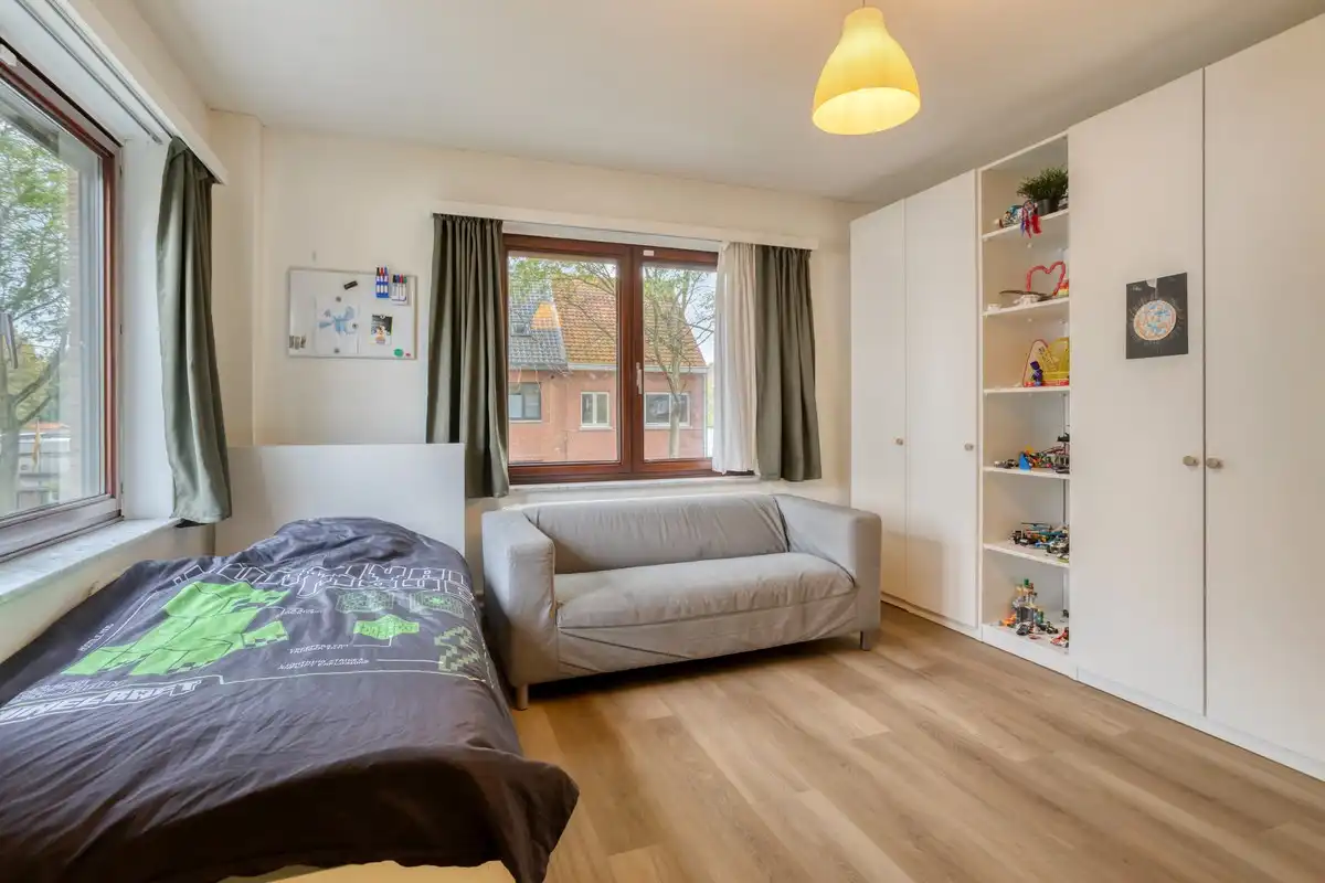 Gerenoveerde halfopen bebouwing met 4 slaapkamers, bureau en tuin in centrum Brasschaat foto 12