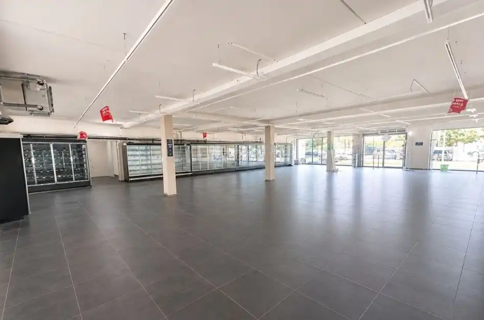 INSTAPKLAAR ENERGIEZUINIG COMMERCIEEL GELIJKVLOERS 390 M2  OP ZICHTLOCATIE HOUTMARKT foto 2
