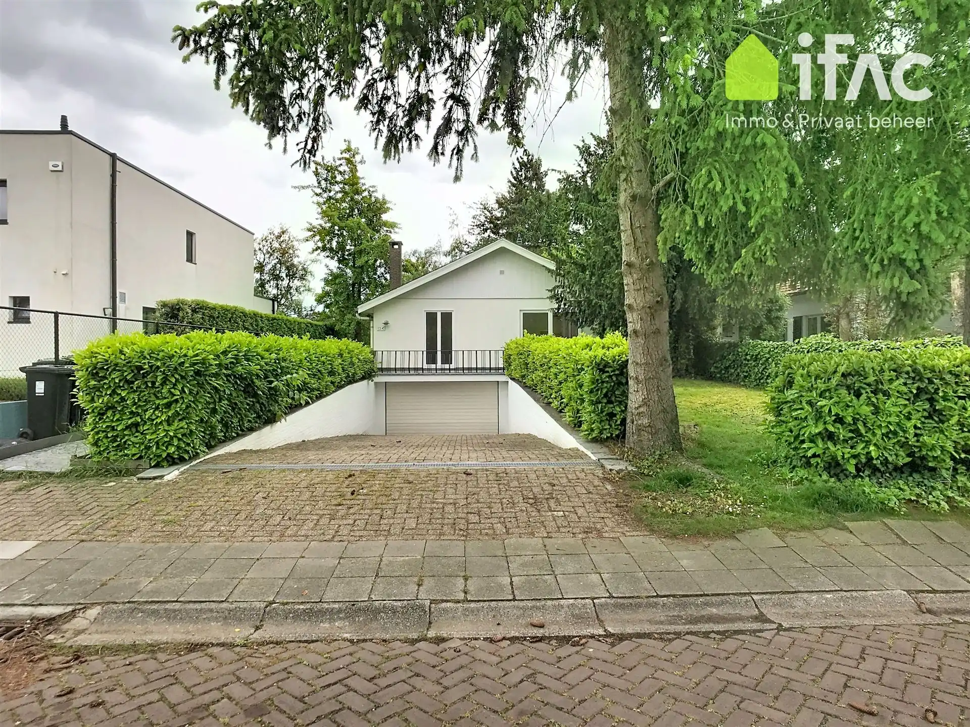 Residentieel gelegen villa foto {{pictureIndex}}