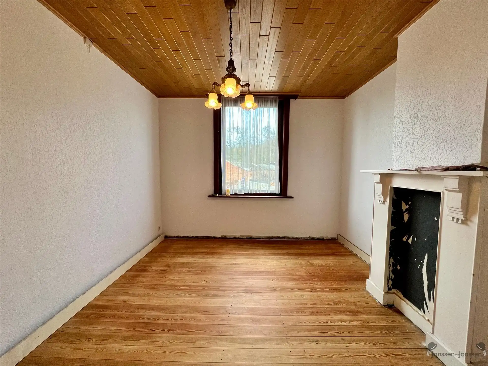 Te renoveren rijwoning met authentieke gevel foto 9