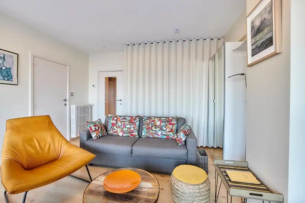 INSTAPKLARE STUDIO MET SCHITTEREND ZICHT OP ZEE  foto 14