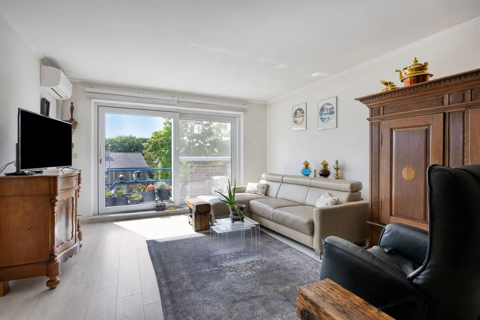 Ruim, gerenoveerd 2-slaapkamer appartement met terras, garagebox en aparte berging, gelegen vlak bij het centrum van Maaseik. foto 2