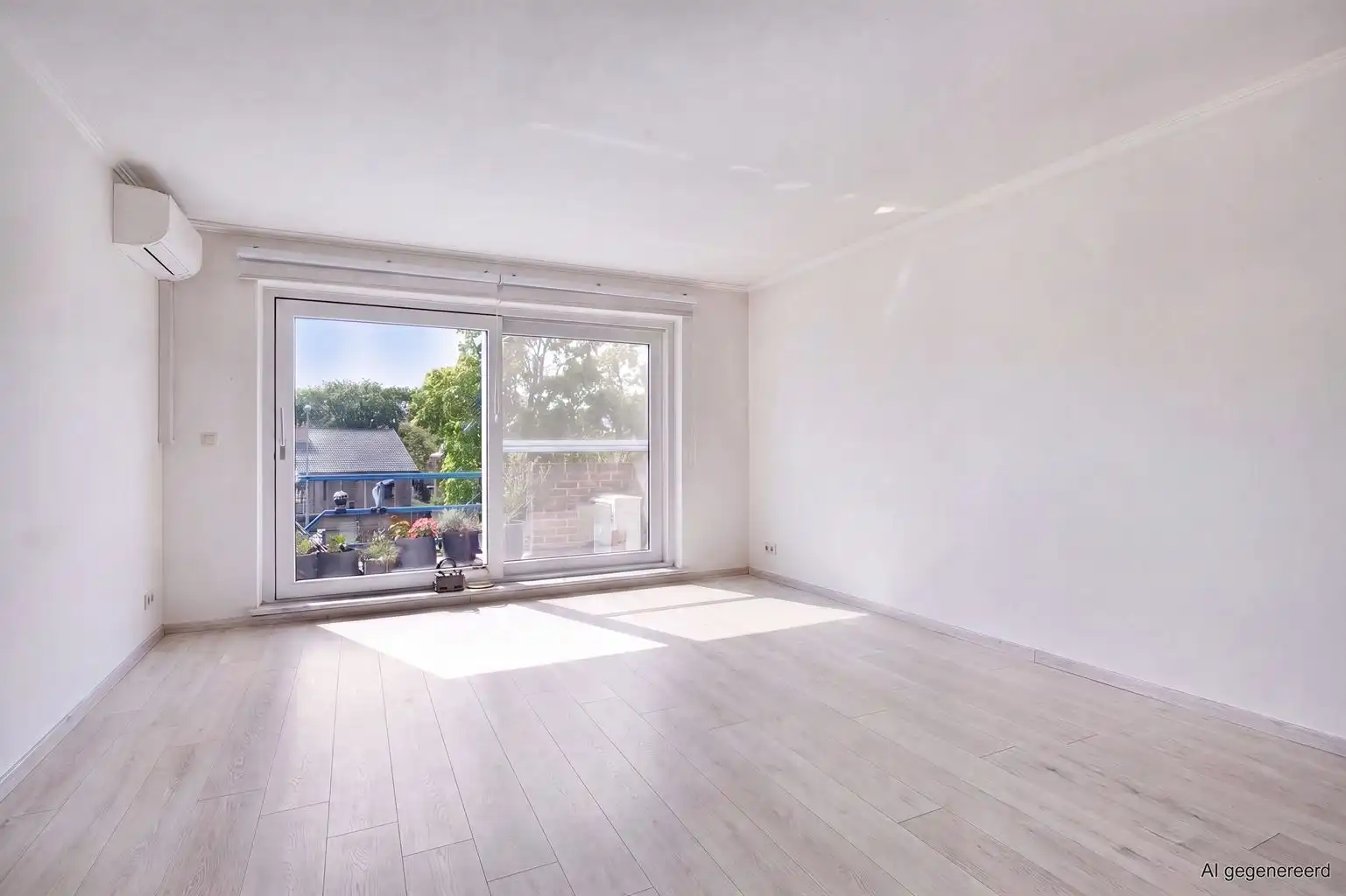 Ruim, gerenoveerd 2-slaapkamer appartement met terras, garagebox en aparte berging, gelegen vlak bij het centrum van Maaseik. foto 2