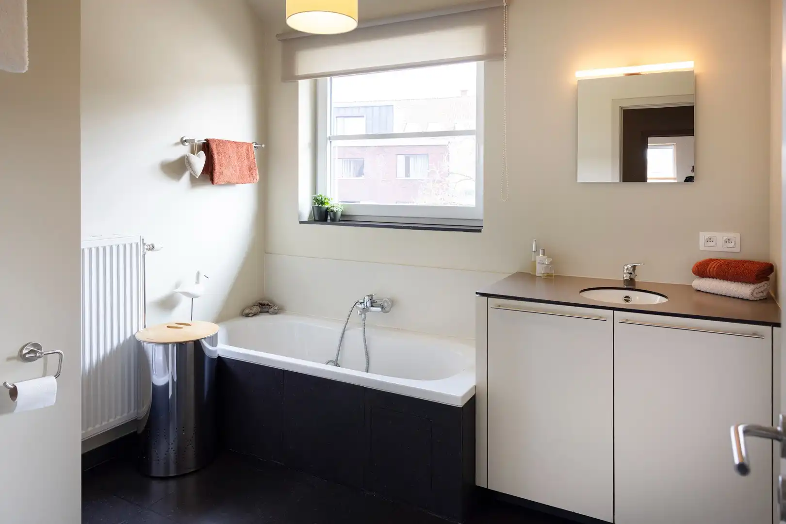 Gezellige stadswoning met zongerichte tuin, garage & parking. foto 13