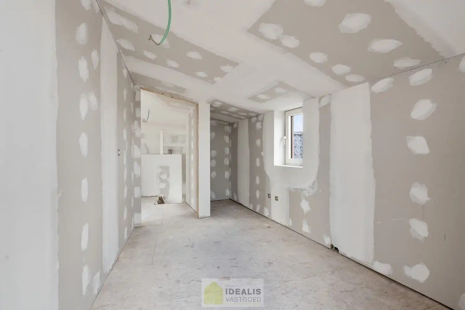 IDEALIS VASTGOED - PRACHTIGE CASCO+ PENTHOUSE MET EEN HEERLIJK LICHTRIJKE WOONKAMER MET OPEN KEUKEN EN AANSLUITEND ZEER RUIM TERRAS, 2 SLAAPKAMERS, BADKAMER, BERGPLAATS EN KELDERBERGING OP EEN GEGEERDE LOCATIE IN HET CENTRUM VAN PEER! Een aangename penthouse met een netto bewoonbare oppervlakte van +-102m² met veel lichtinval en grote glaspartijen en een ruim terras van maar liefst +- 22m², met apart kelderberging en fietsenstalling op een gegeerde locatie! Deze casco+ penthouse biedt op de 2de  verdieping een heerlijk ruime woonkamer met open keuken, een ruime inkom, een toilet, een bergplaats en toegang tot het ruim terras. Op de 3de  verdieping beschikt het penthouse over 2 slaapkamers en een badkamer. Een penthouse met vele troeven dus, nl. casco+ en nog volledig naar eigen smaak af te werken, een fijne locatie, veel lichtinval en ruime glaspartijen, zeer ruime leefruimte met open keuken, 2 slaapkamers, laag energieverbruik,… foto 18