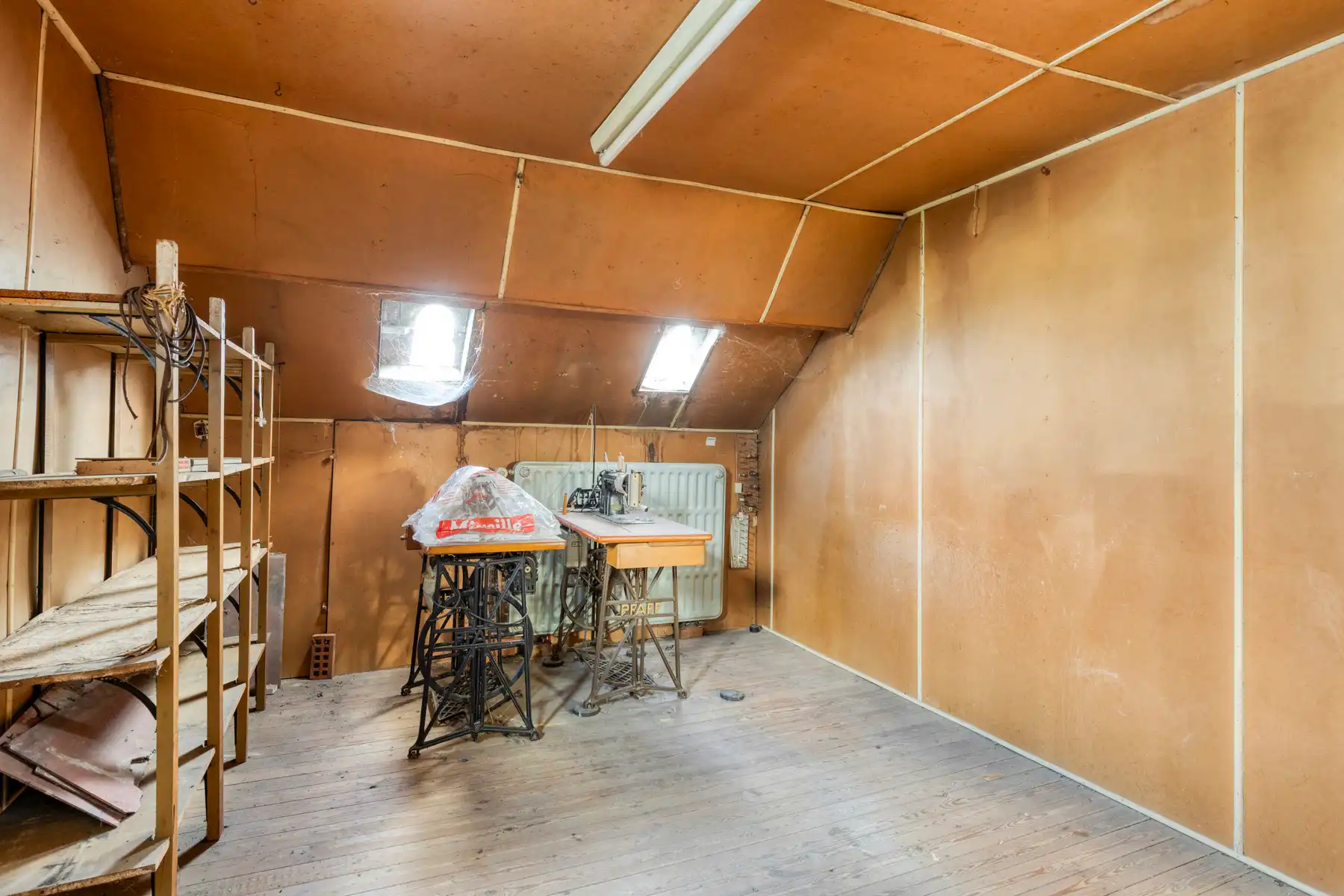 Ruime te renoveren woning met opslagplaats in hartje Gooik foto 21