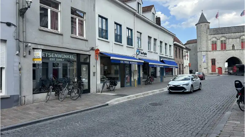 Handelspand te huur in de Langestraat in Brugge foto {{pictureIndex}}