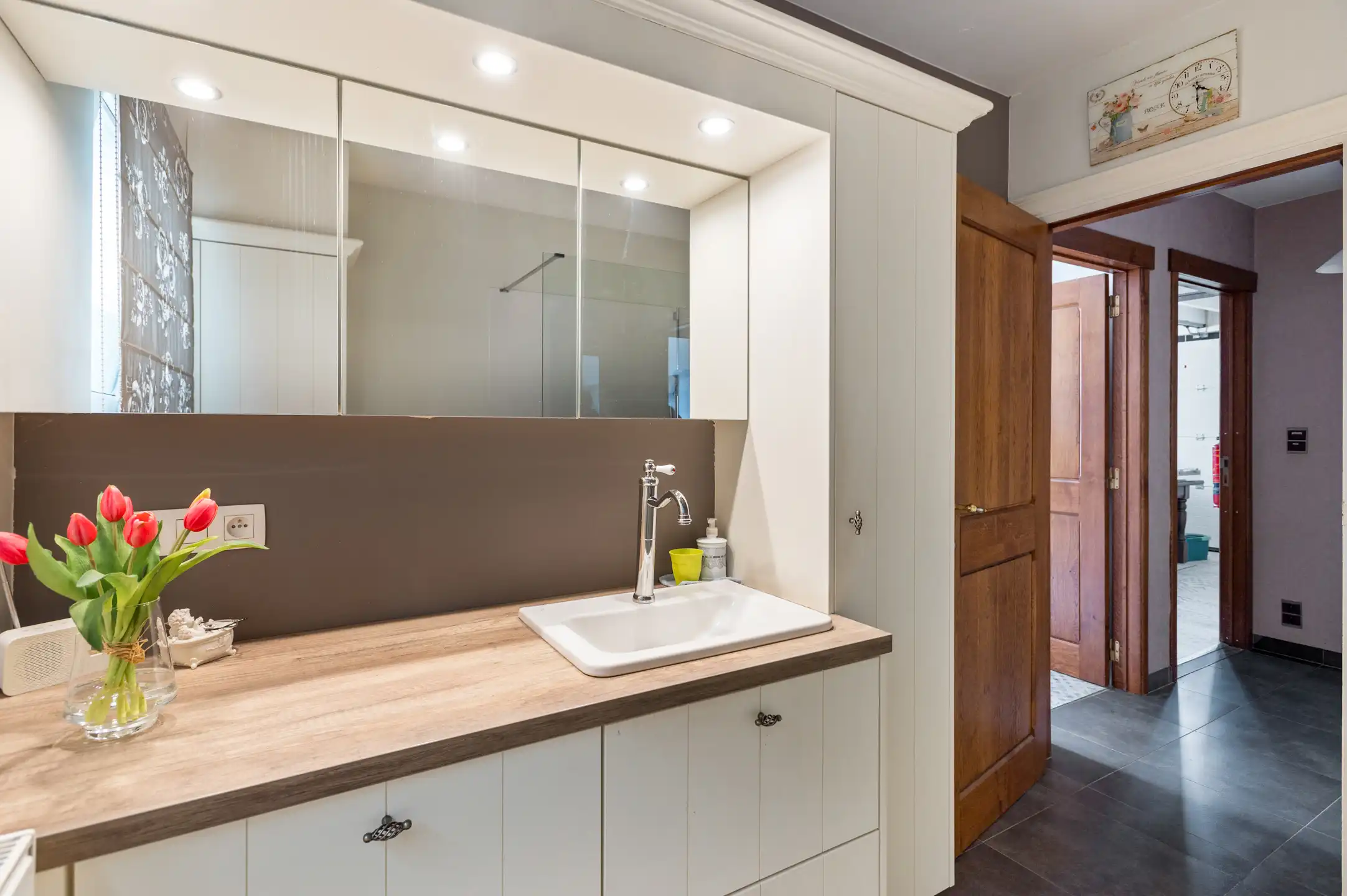 Mooie open bebouwing met knappe tuin in een rustige woonwijk foto 12