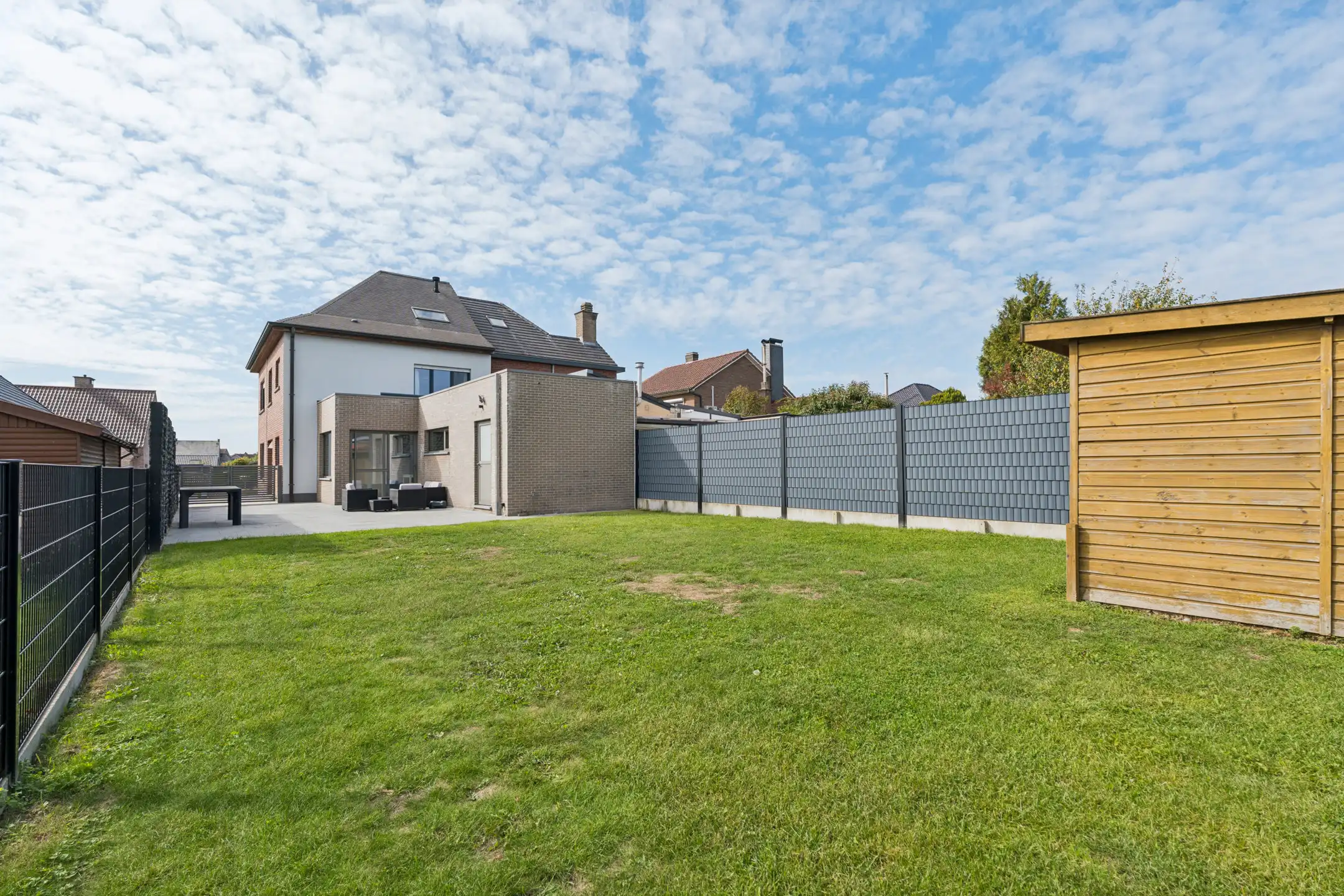 Ruime, deels gerenoveerde 3-gevelwoning met 3 slks en tuin foto 25